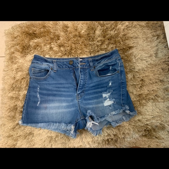 2 Pairs of Women’s Jean Shorts - Picture 6 of 7